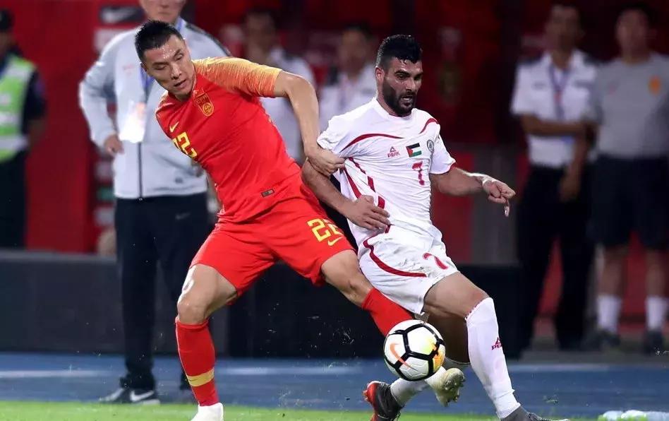 踢平国足的巴勒斯坦他们国家的足球是什么样子的？