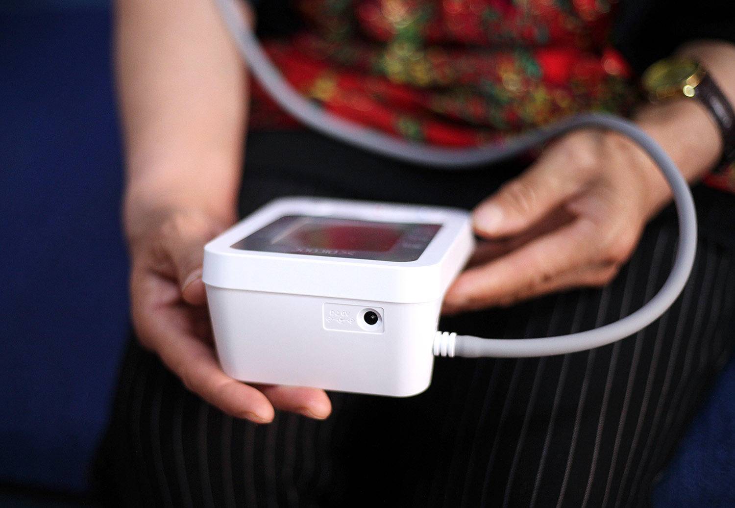 欧姆龙血压计哪款好求推荐,送父母测试健康的仪器