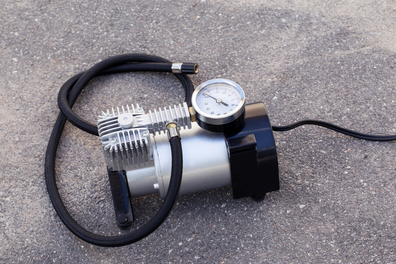 汽车老是显示请检查轮胎压力,怎么检查轮胎气压够不够