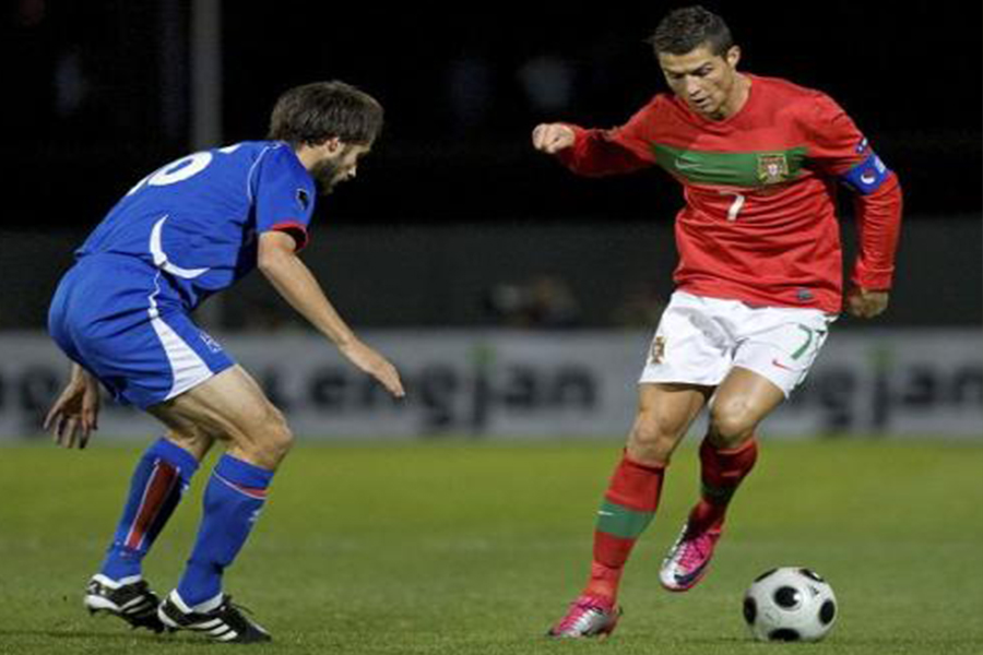 优秀边锋打法思路,边锋常用传球射门技巧