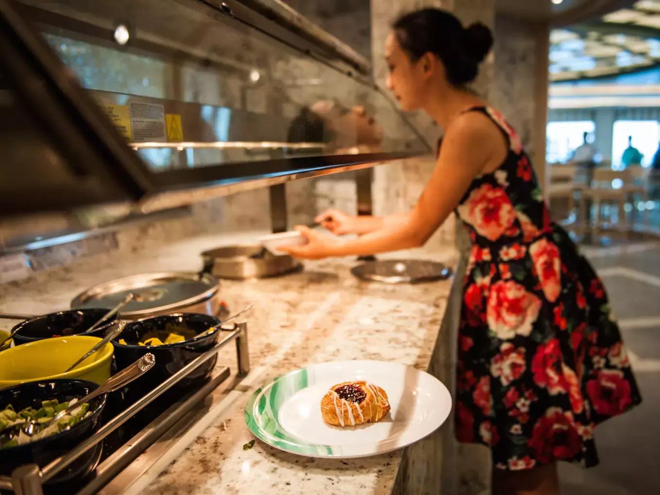 环球蜜月的小两口，免费上了一座价值8亿欧元的邮轮