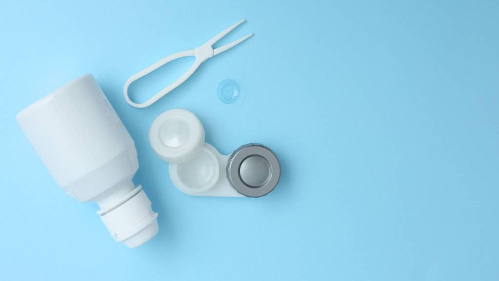 佩戴隐形眼镜眼睛畏光什么原因,佩戴隐形眼镜眼睛刺痛怎么回事