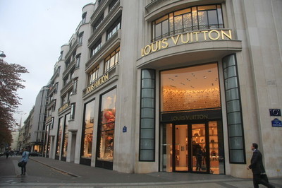 男的赚钱女的也要赚钱,男的挣钱养家女的挣钱只养自己