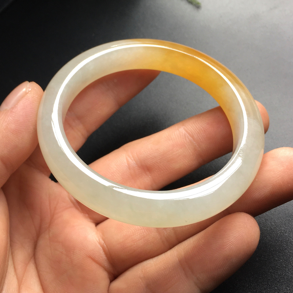 翡翠给人的感觉就像一抹清泉,天然翡翠与众不同美出高级感