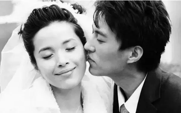 李佳多少岁嫁给靳东的,李佳结过几次婚