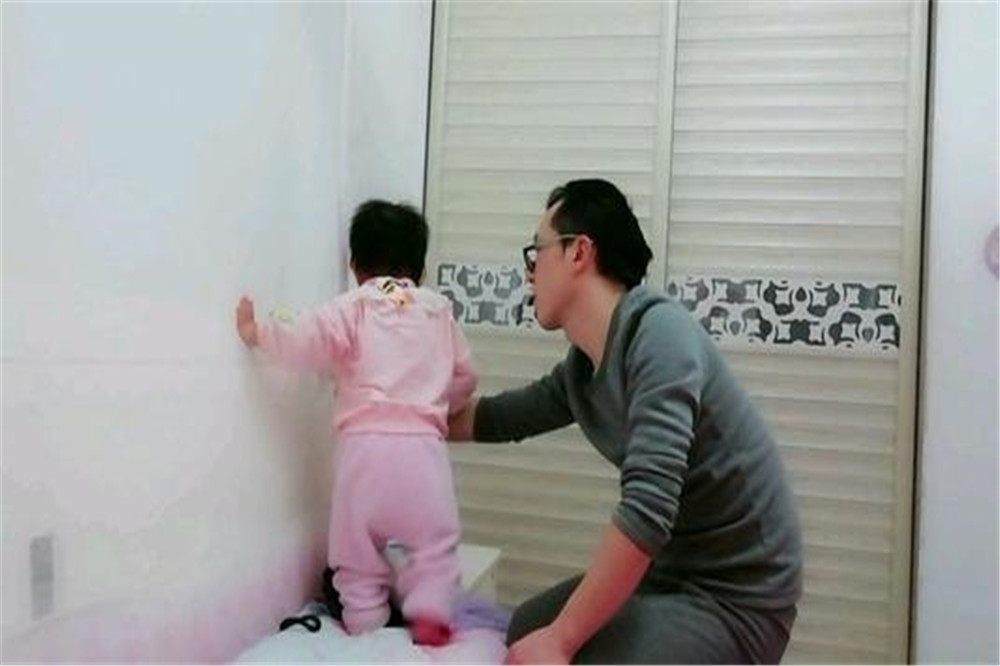 为什么小孩很困还是不愿意睡觉,为什么孩子很困了就是不睡又要玩