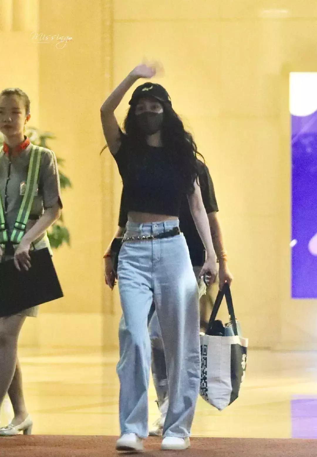 洋气破洞牛仔裤九分牛仔裤,回头率高的破洞牛仔裤