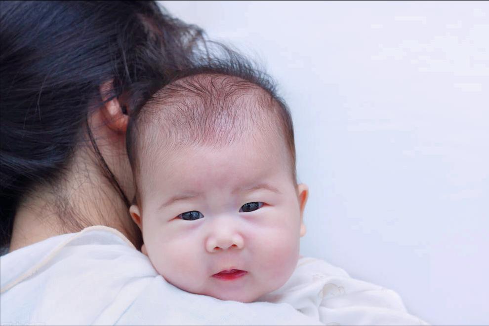 一岁宝宝爱黏妈妈怎么正确引导,1岁宝宝粘人妈妈该怎么办