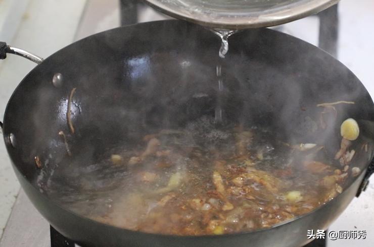 手擀面条用什么水和面更筋道,面条怎样做有劲道不易断