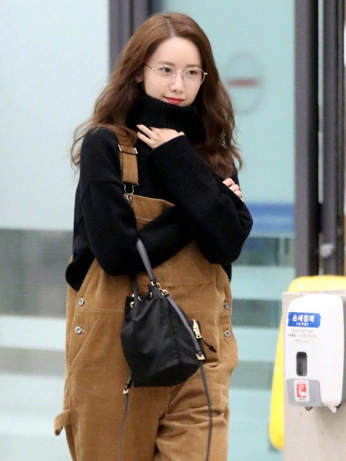 林允儿西装搭铅笔裤现身,林允儿穿搭秀身材