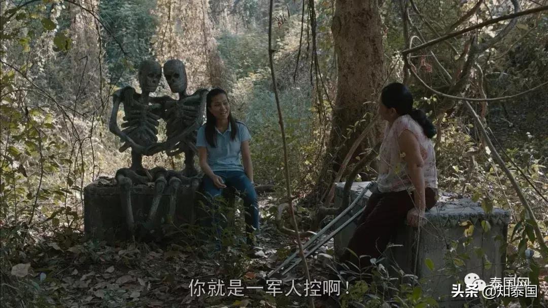 被士兵“上身”的年轻女巫，为何要去舔舐老女人伤痕累累的大腿？