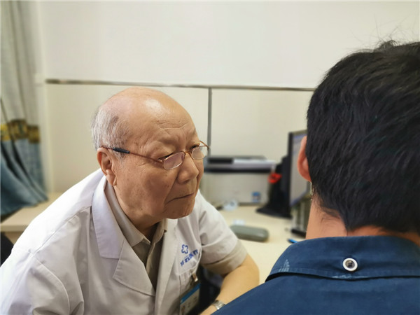 健康扶贫进村义诊,医疗专家健康扶贫公益活动