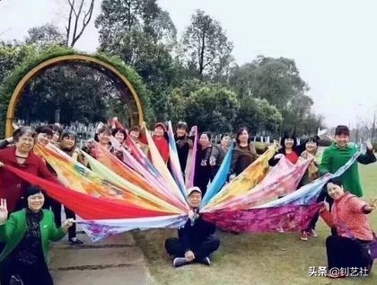 大妈旅游拍照姿势大全高级感,中国大妈旅游团拍照