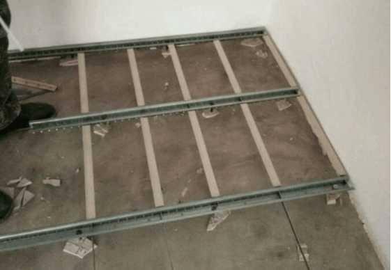 新房子装修工人装修进度很慢,新房装修完就铺砖