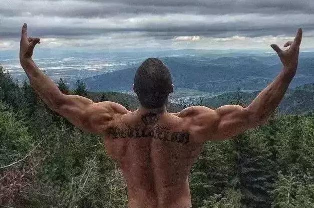 男士身材倒三角怎么练的,想练成倒三角身材应该锻炼哪