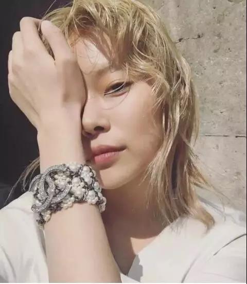 GD的好闺蜜凭又颓又丧的气质，成潮流圈掌上明珠，颜值一般也圈粉