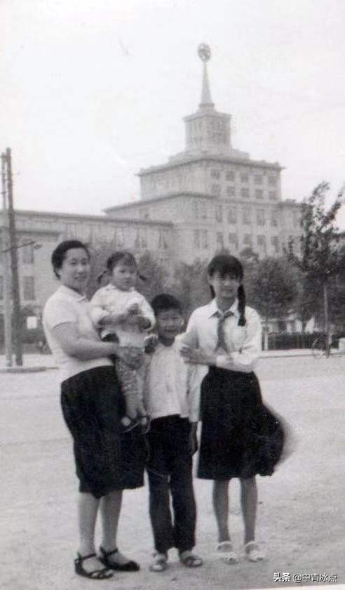 白发女带妈妈上学,白发女儿给父母跳舞