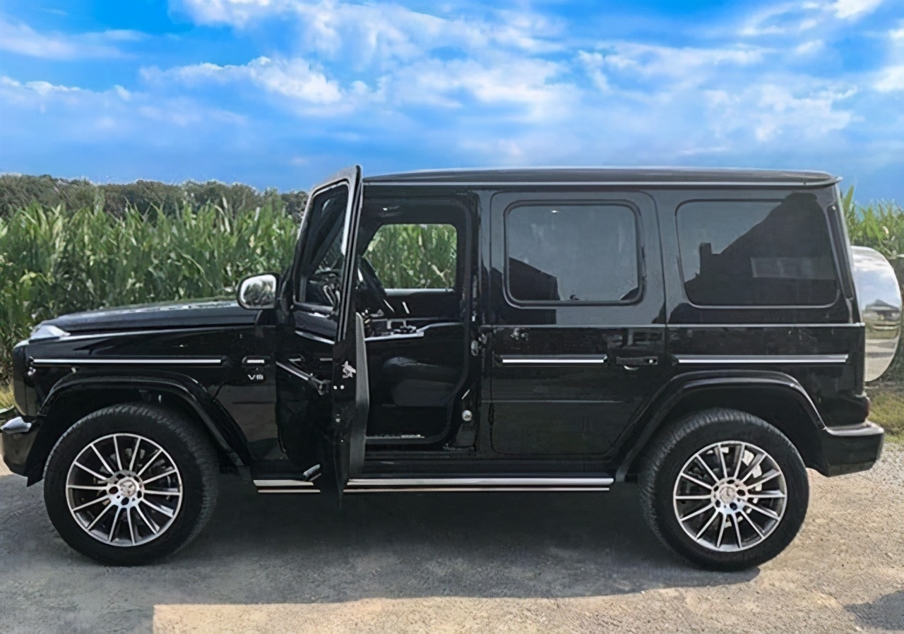 被奔驰大g烫过脚,女子坐奔驰大g下车