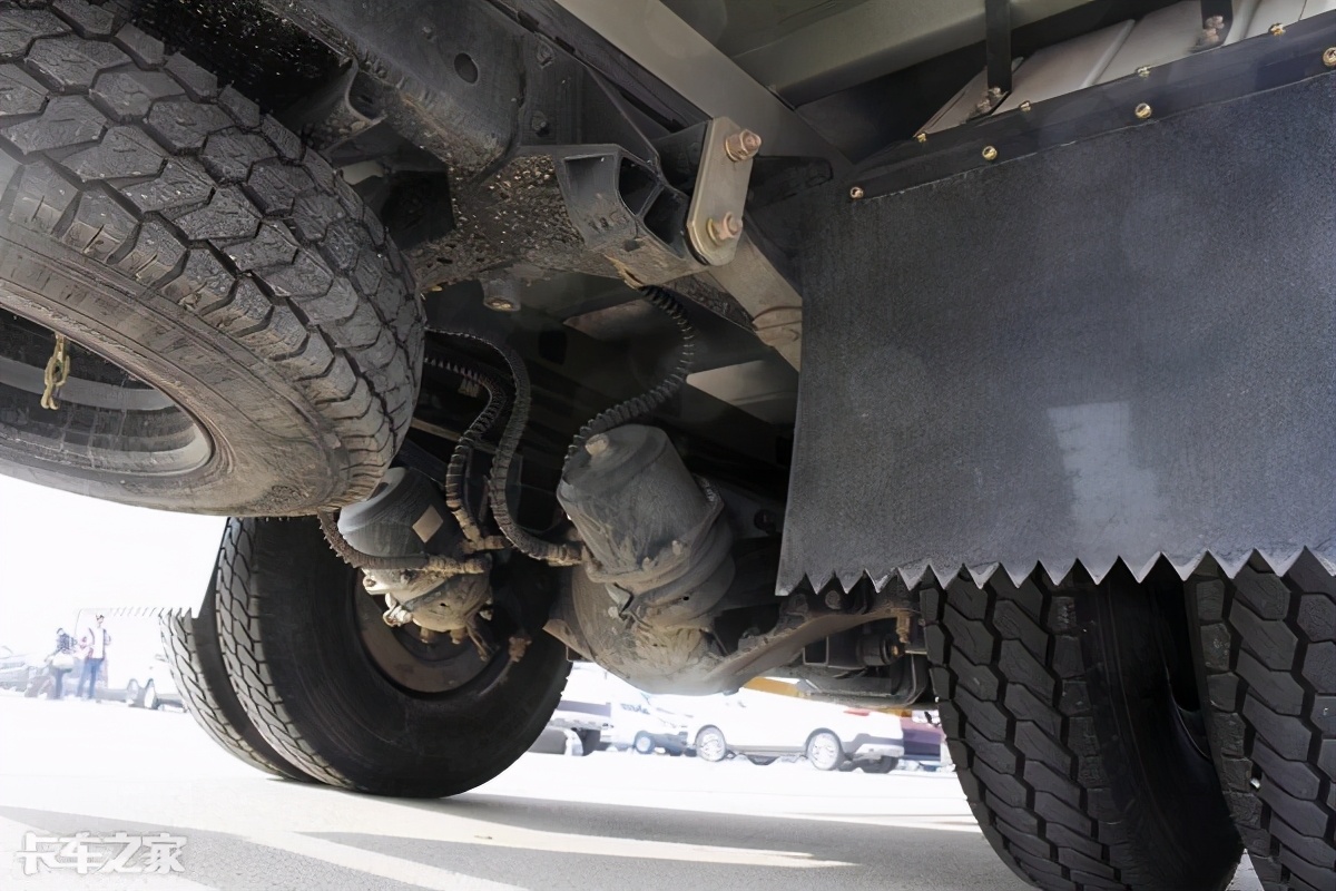 搭载腾豹3.0发动机，后视镜可显示四路影像，实拍江铃凯运轻卡