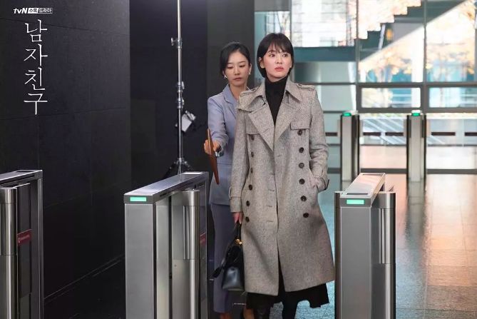 来不及吐槽《男朋友》剧情，我满眼都是宋慧乔的高领衫和大衣！