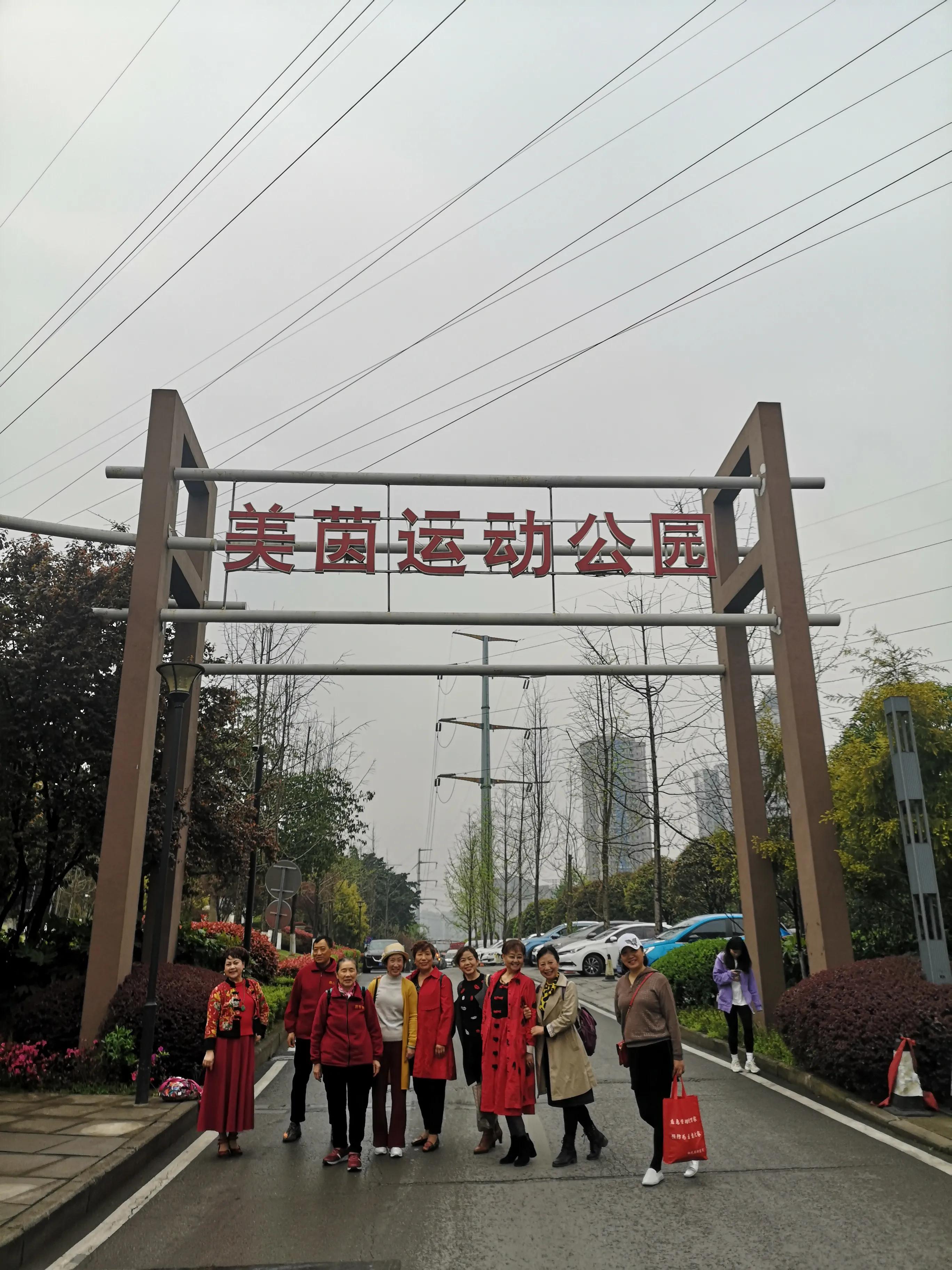 春游和姐妹踏青,春游踏青姐妹拍照