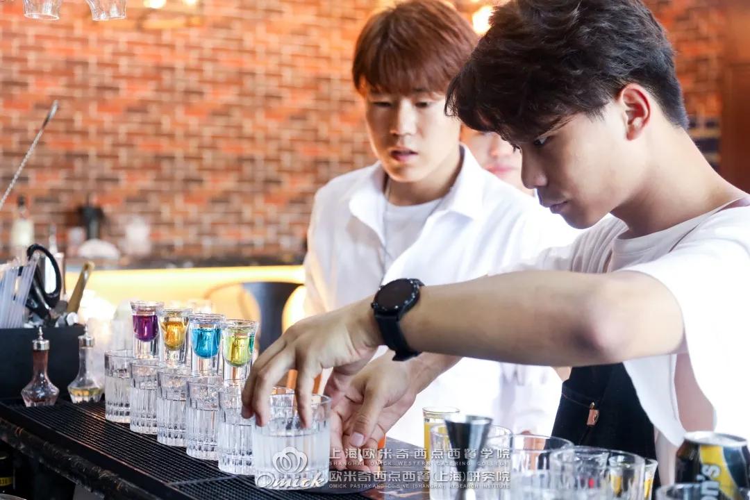 怎么样才能成为一名调酒师,你适合做发型师吗