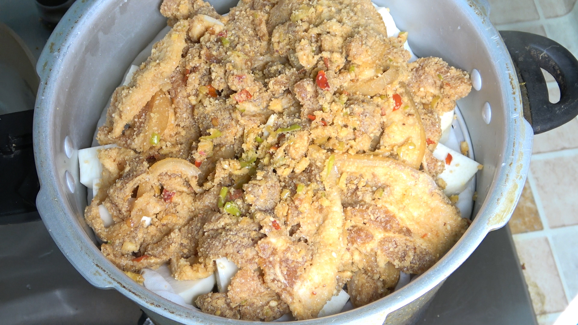 五花肉放锅里烫一下去除毛腥味,五花肉放锅里一蒸瞬间变美食