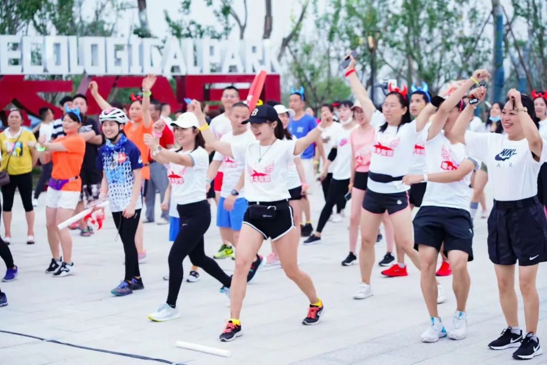 鲜一步播报丨炫酷荧光夜跑“点亮”郫都菁蓉湖畔