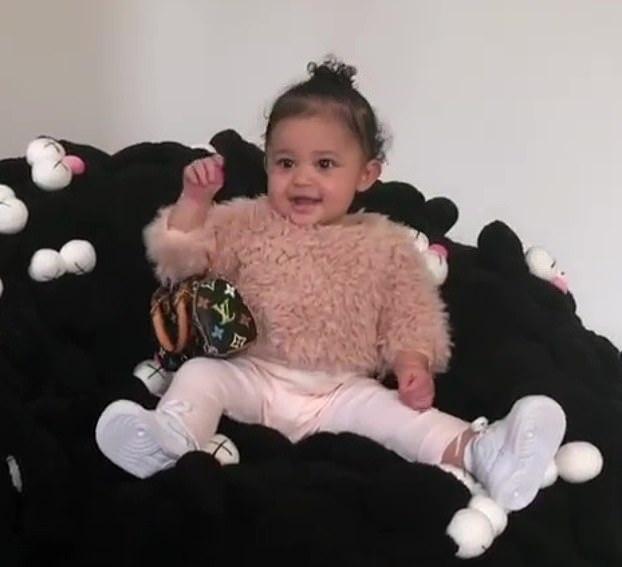 凯特王妃的包多少钱,凯特王妃夏洛特公主亲子装搭配