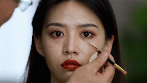 毛戈平光感柔润粉底液上妆手法 (毛戈平化妆教程怎么样)