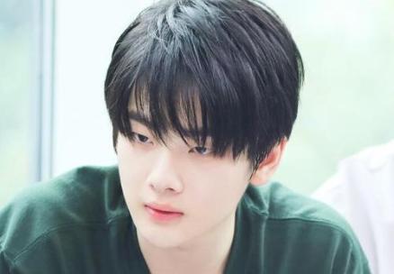 男明星天生“自带妆容”,白敬亭自带眼线,周震南全脸都让人羡慕