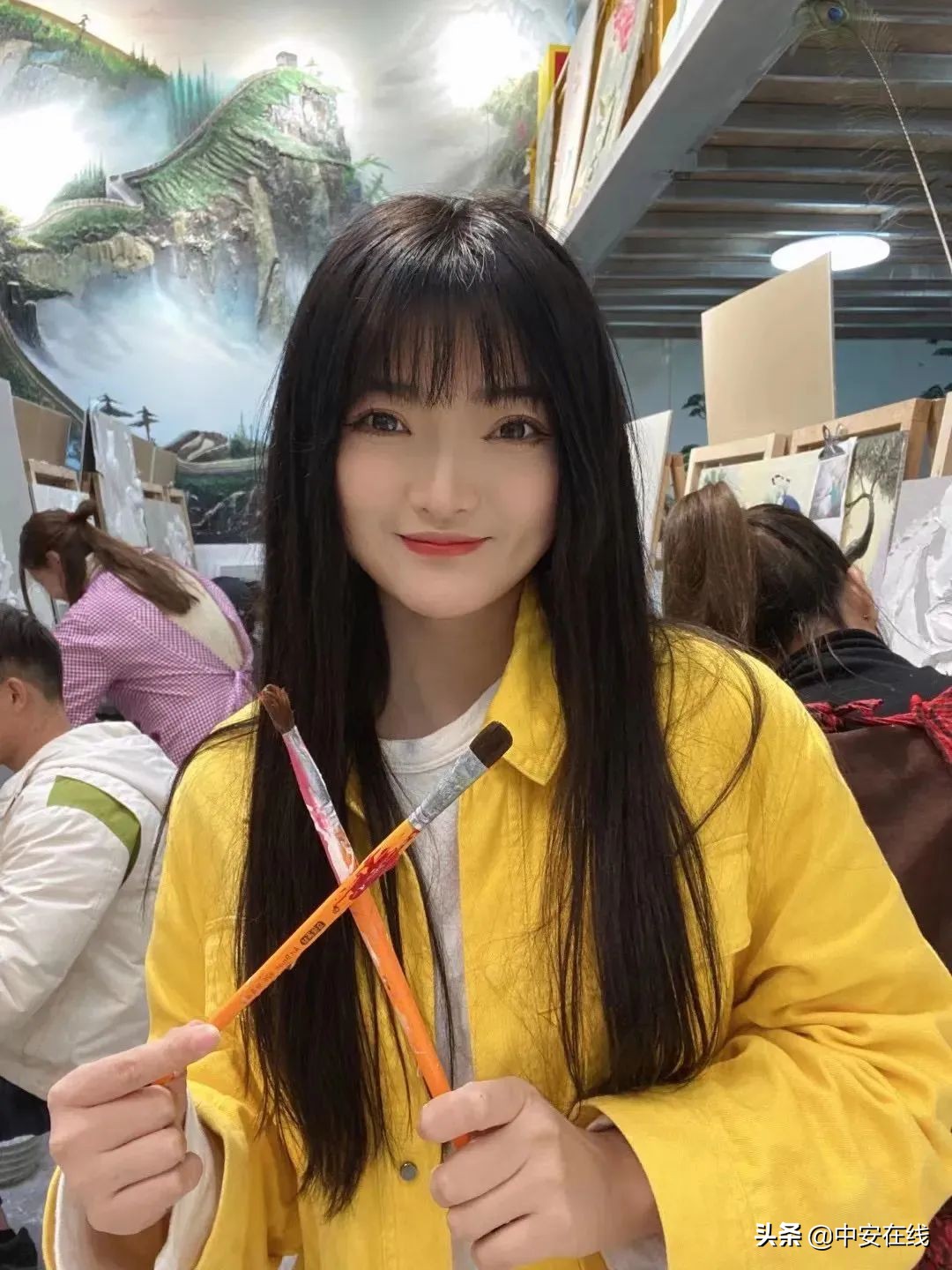 95后女孩“刮腻子”刮出名画,95后女孩靠刮腻子粉丝量超600