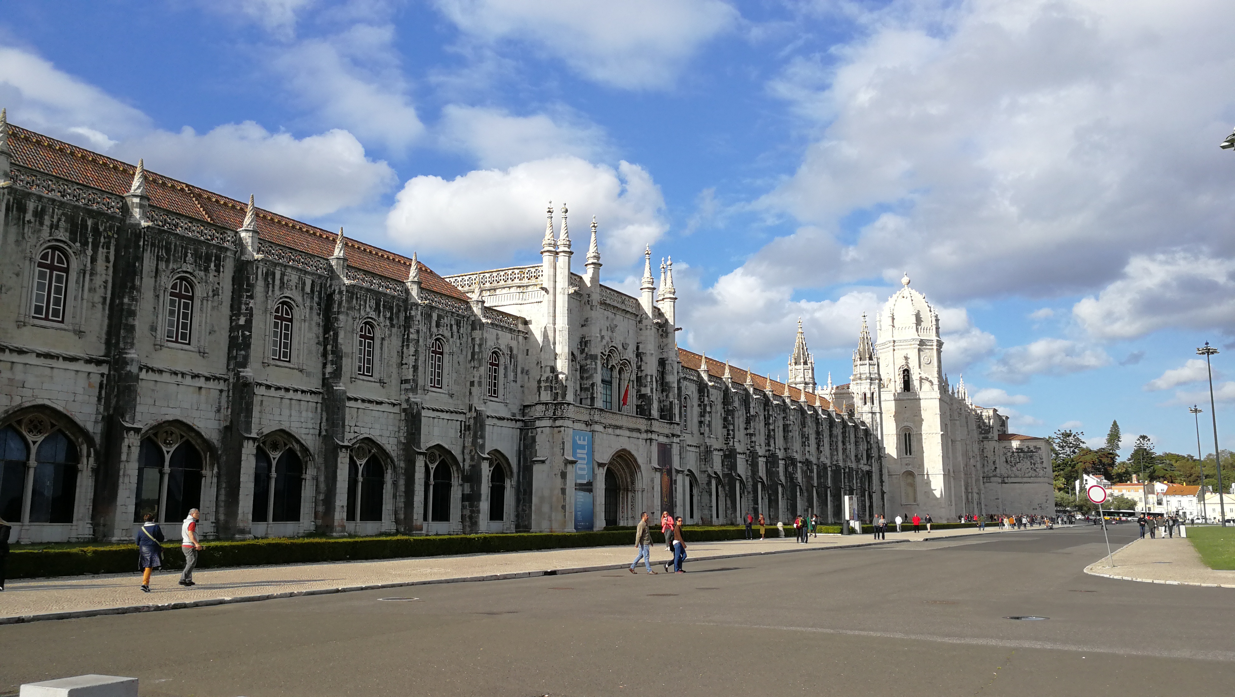 一座修道院,一座经历3次八级大地震不倒的塔