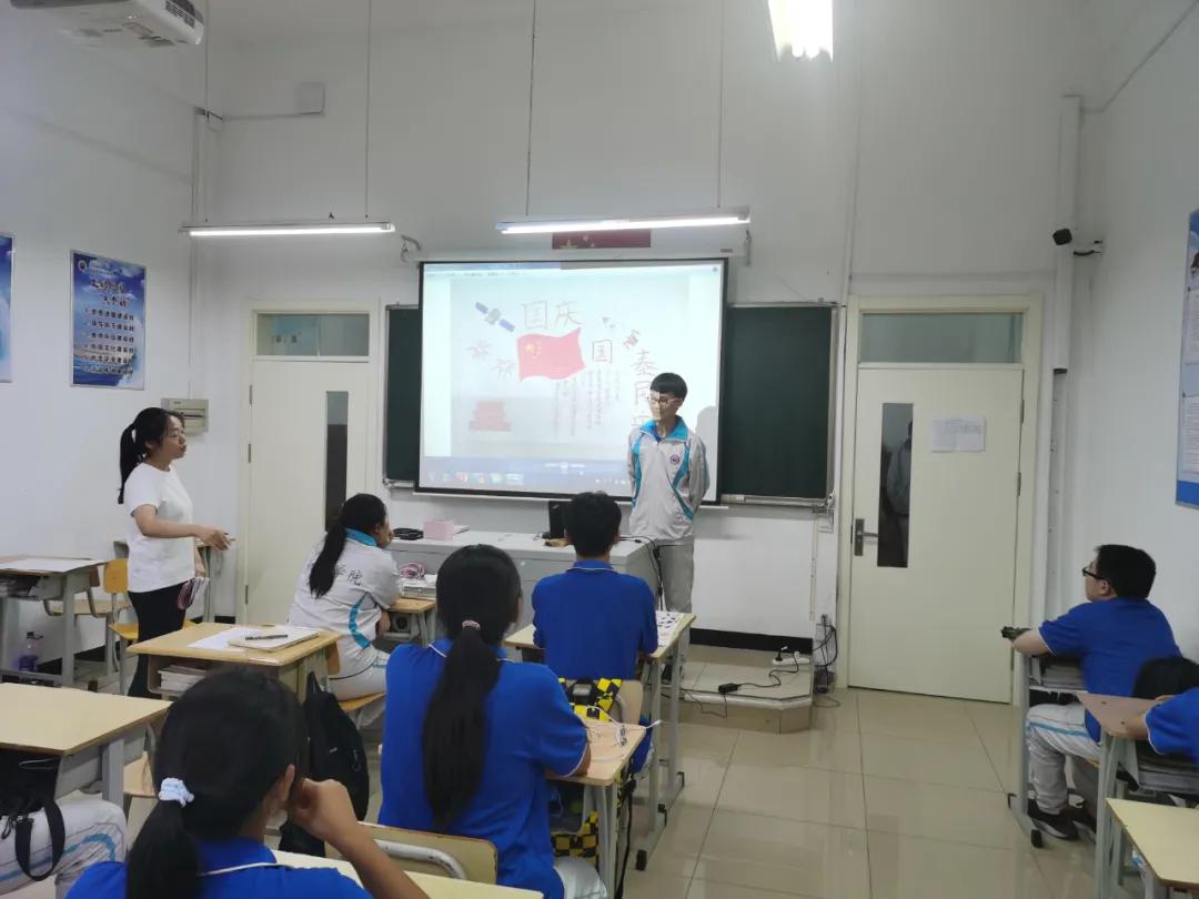 向祖国致敬手抄报一年级,向伟大祖国致敬手抄报内容