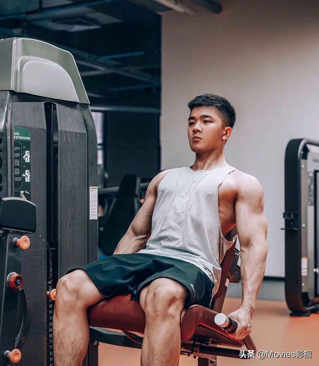 穿短裤比汪小菲还好看！奶凶腱子肉小狼狗，浴室照疯狂撩粉！