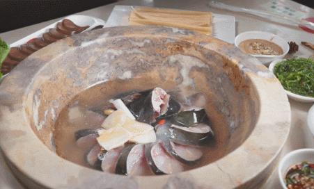 云南特色蒸汽石锅鱼什么鱼最好,特色美味云南蒸汽石锅鱼