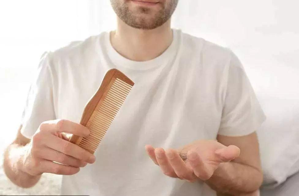 很年轻却有白头发怎么办,39岁毛发变白越来越多是什么原因