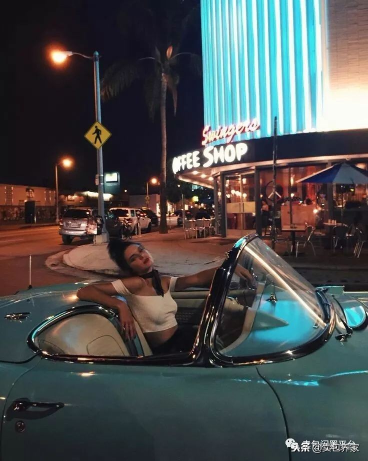 年赚1.5亿成家中最穷，生在名利场，把所有想要的都拿到她才23岁