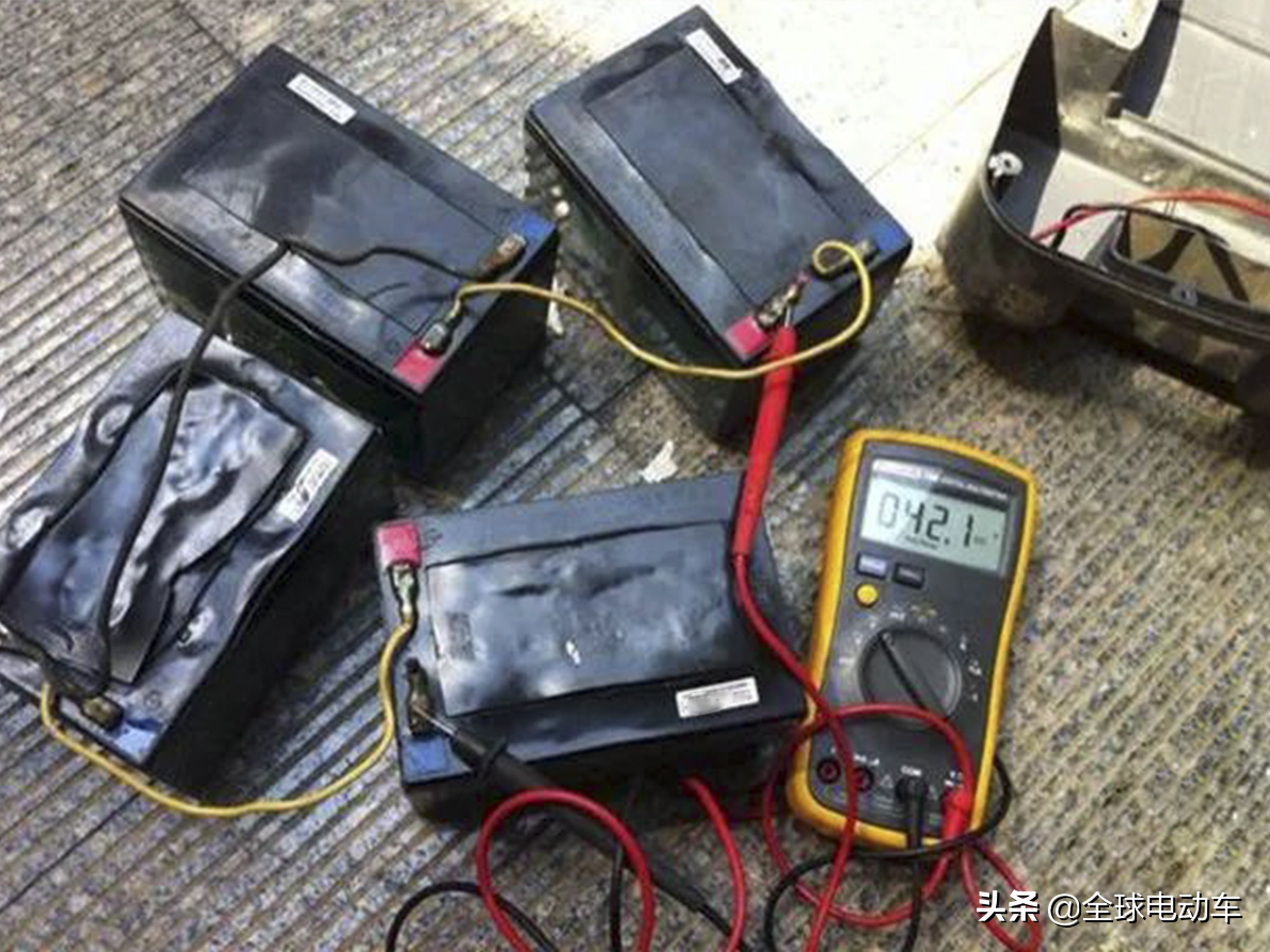 电动车充电器有火花响声,电动车充电器灯不亮但是有响声