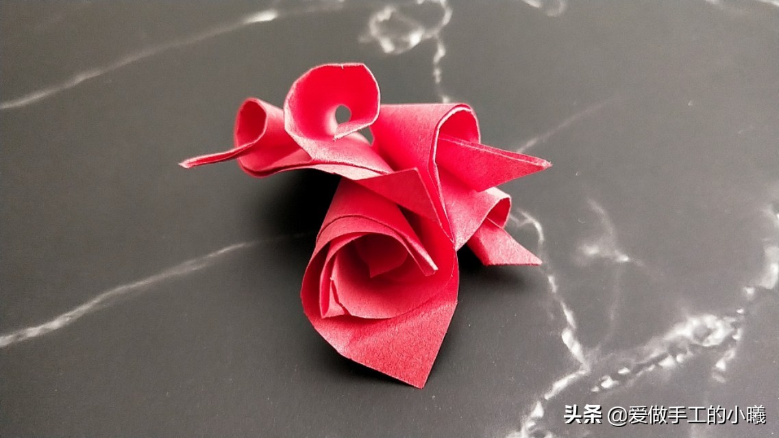 玫瑰花正方形折纸教程图解,怎么样用折纸叠出来简单的玫瑰花