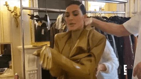 卡戴珊穿“乳胶衣”秀身材，为了美憋着不上厕所，胯太宽脱不下来