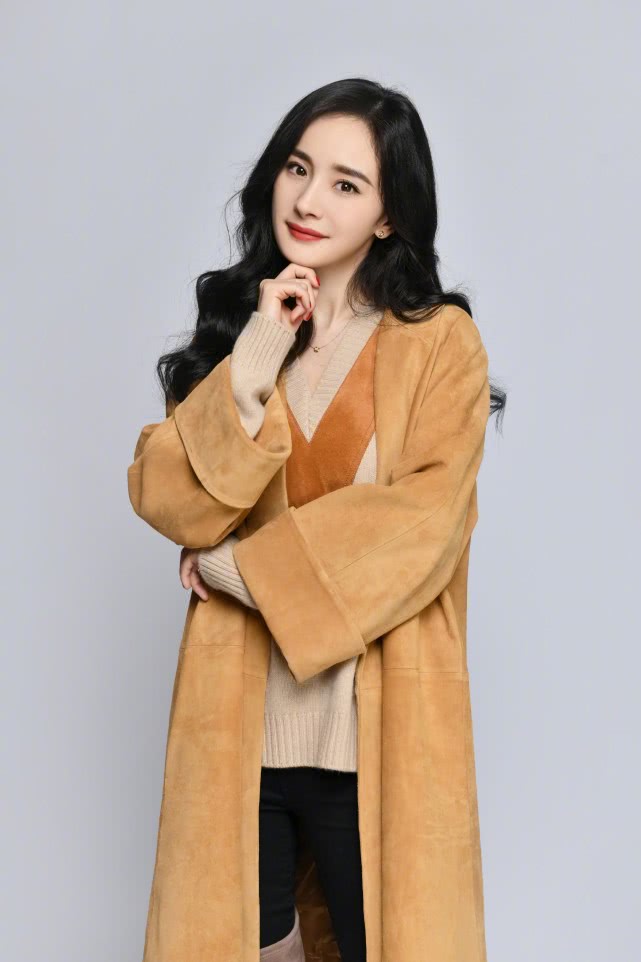 杨幂红大衣配高筒靴搭配图,杨幂秋冬日常穿搭长靴