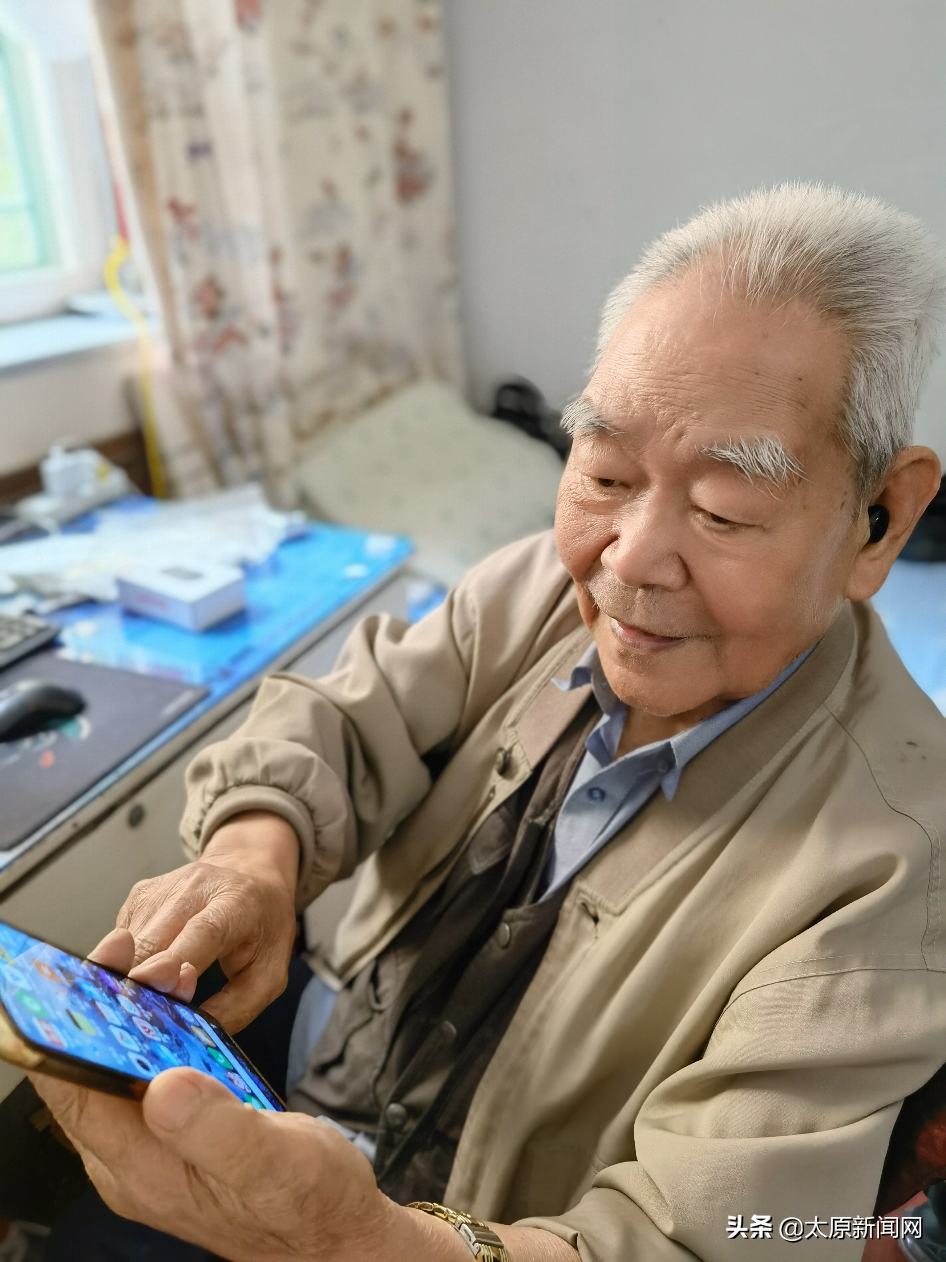 手机学习、记账、购物太原九旬张爷爷手机玩得真叫个“溜”
