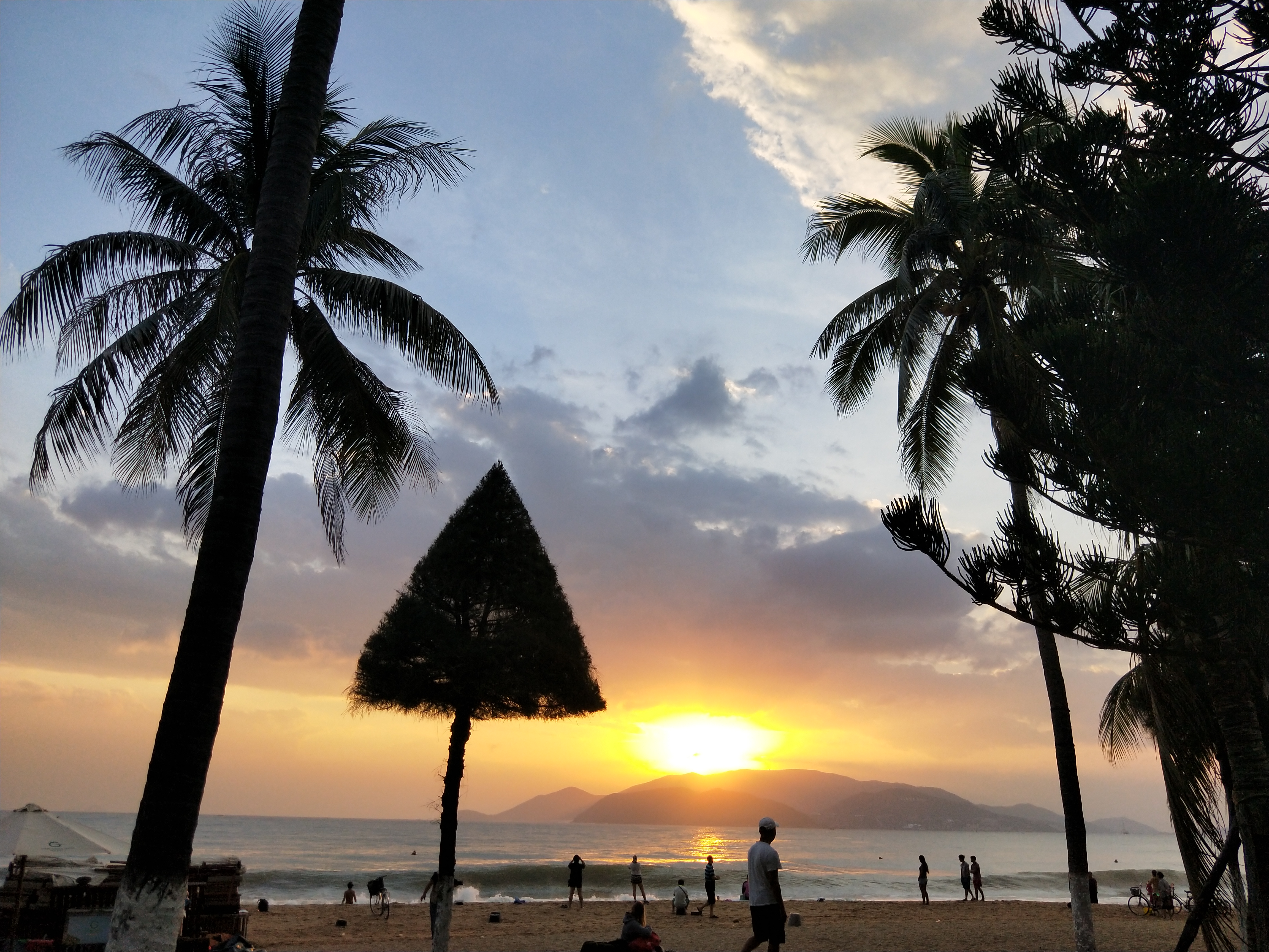 越南芽庄，海边好玩，却遇到不友好对待，要不要去越南？是个问题