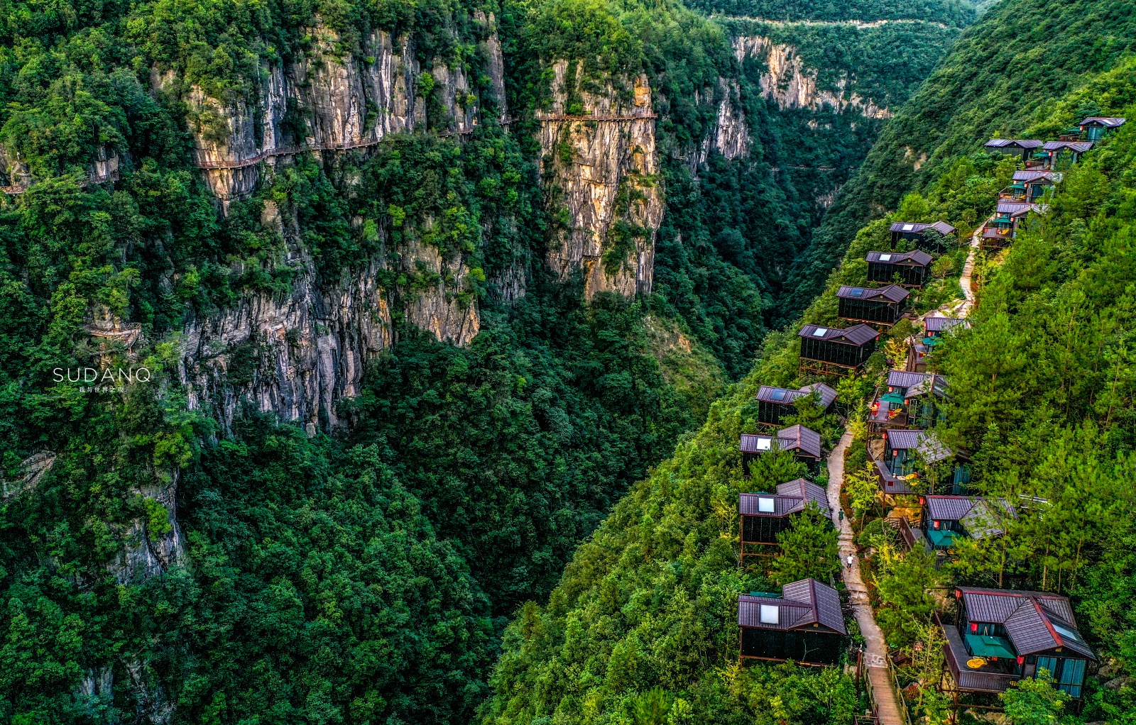 湖北恩施悬崖木屋,恩施最险的挂壁民宿
