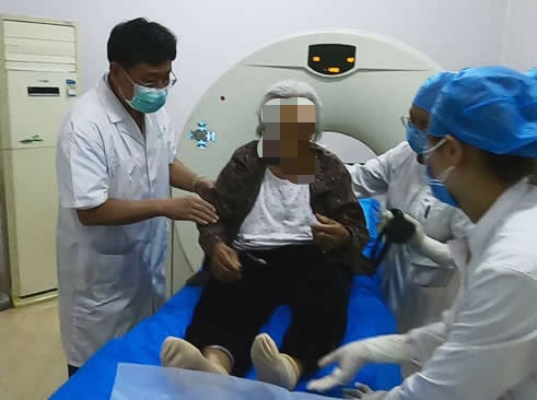 为90岁高龄的老大娘进行缓释库治疗