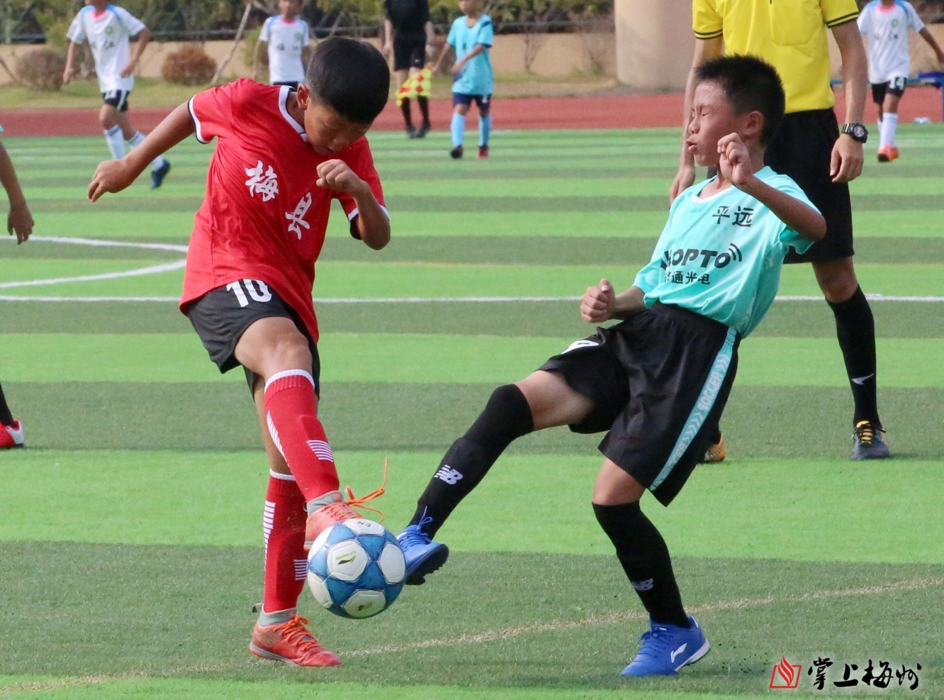 足球比赛现场人山人海,梅州市第三届足球赛事直播