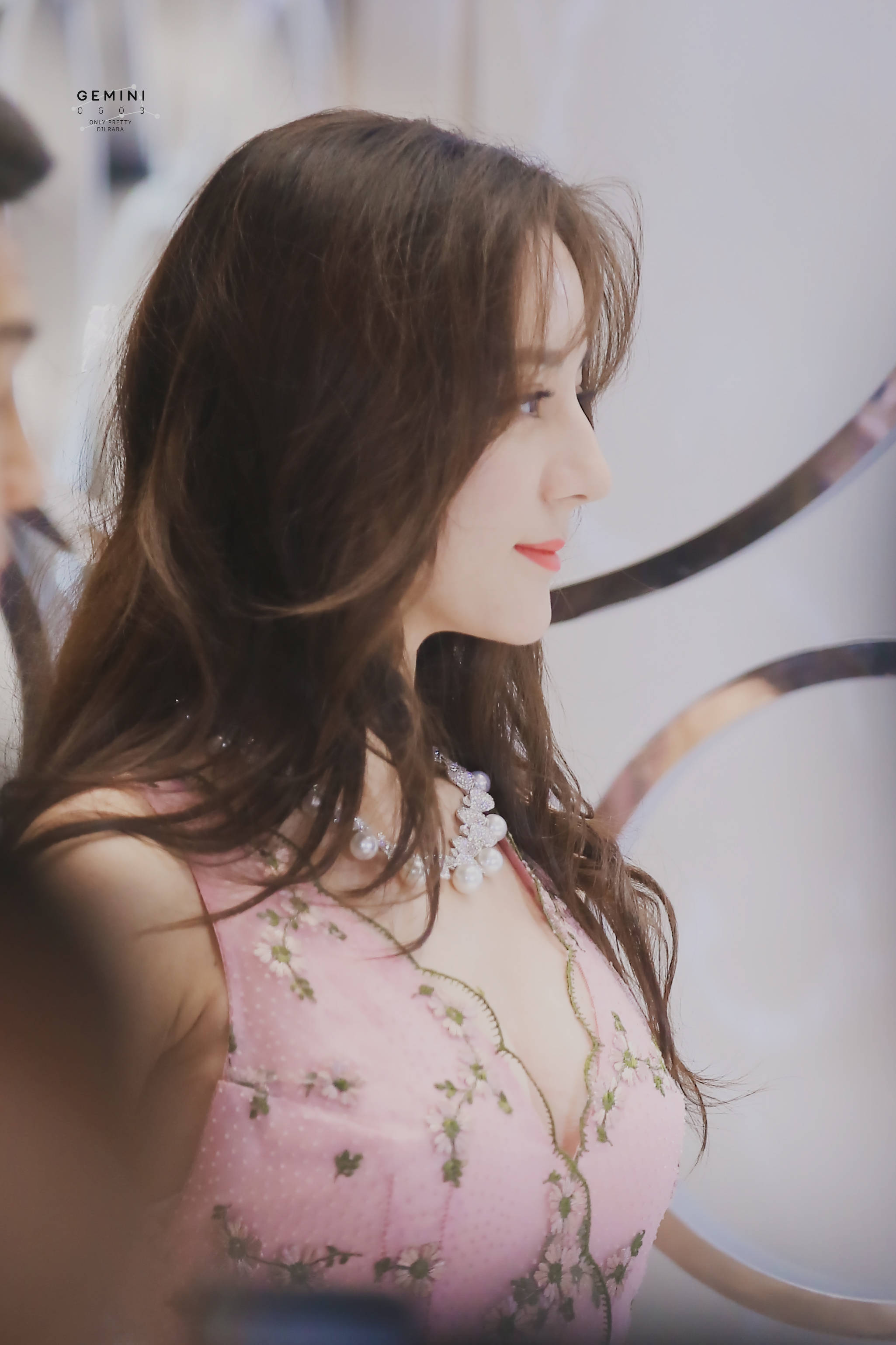 迪丽热巴好大胆！现身捞金穿深V性感长裙，人美胸更美