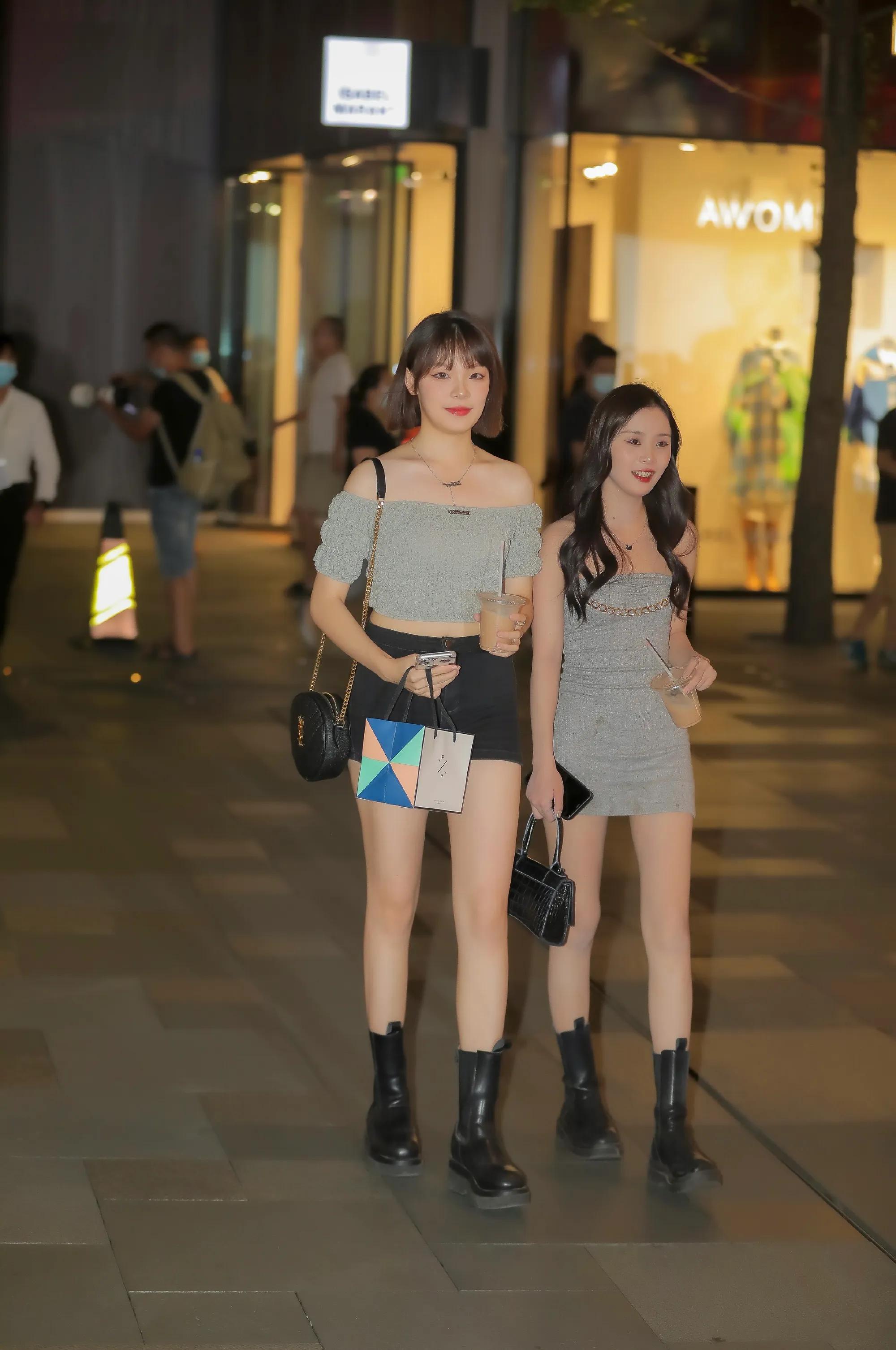 街拍穿搭时尚潮流包包,背小ck包包街拍