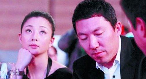 45岁视后曾翻热巴白眼，嘲唐嫣少女感，前夫入狱被男友踢屁股